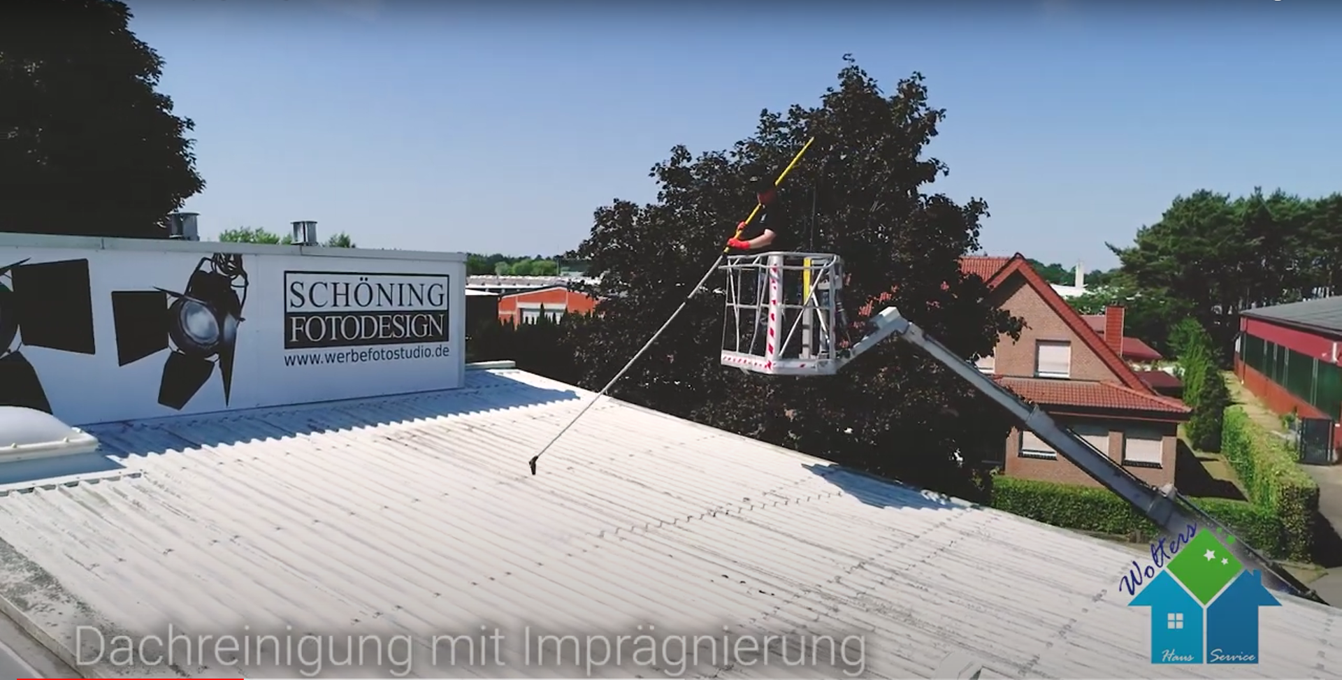Professionelle Dachreinigung in L&uuml;nne mit Teleskoplanze.